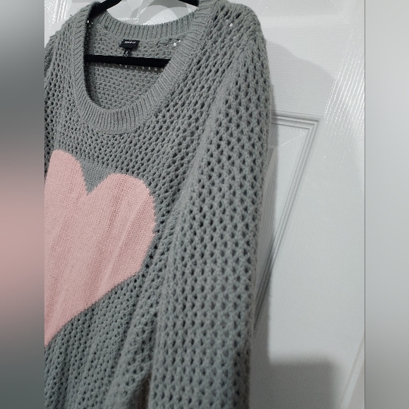 Torrid Pink Heart Gray Crochet Pullover Scrop Neck Sweater in Size 3 / 22-24 - Picture 8 of 12